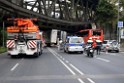 LKW blieb unter Bruecke haengen Koeln Ehrenfeld Innere Kanalstr Hornstr P074